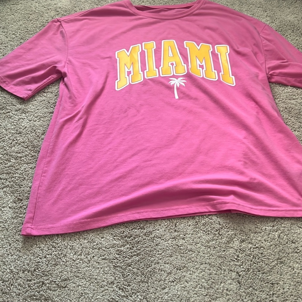 This top is perfect for summer! It is a size medium and meant to be oversized.